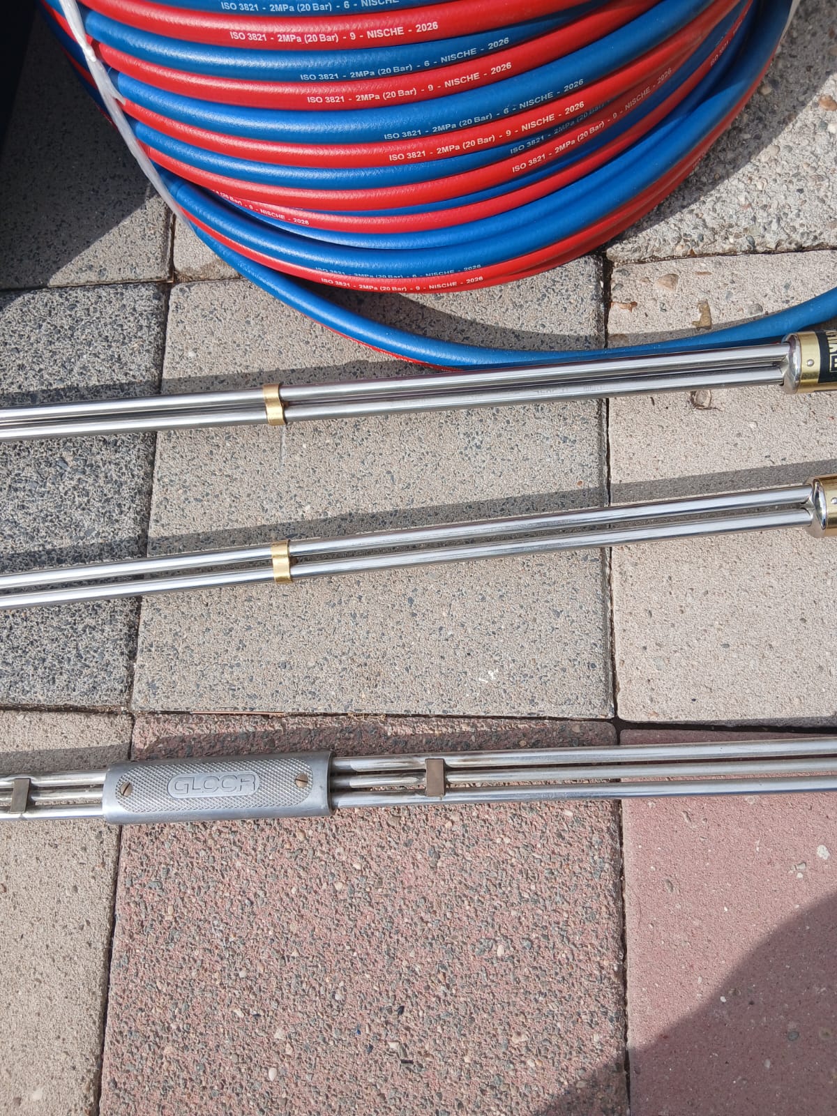 Professionele slangen en snijapparatuur, klaar voor inzet bij projecten
